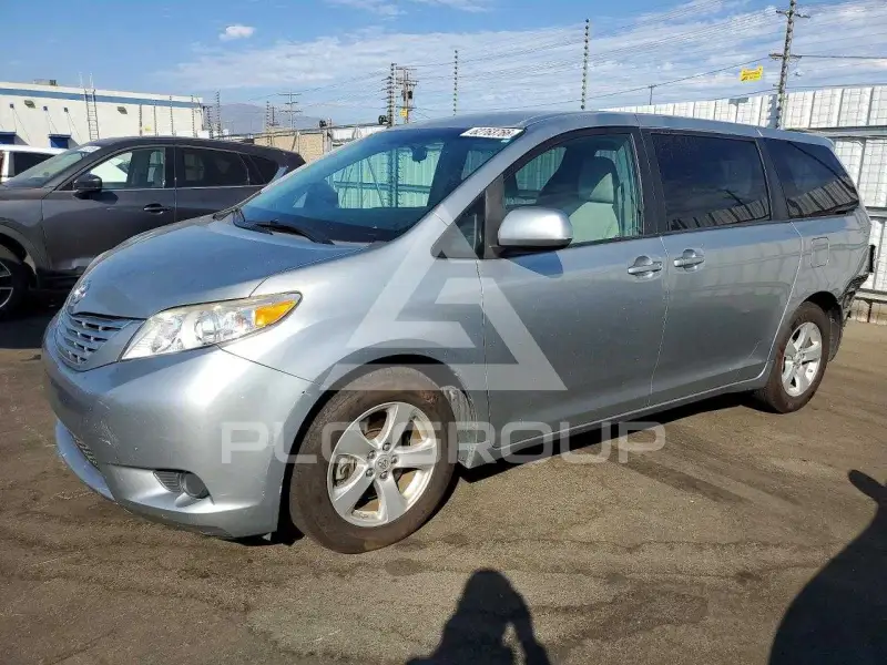 2017 Toyota SIENNA photo