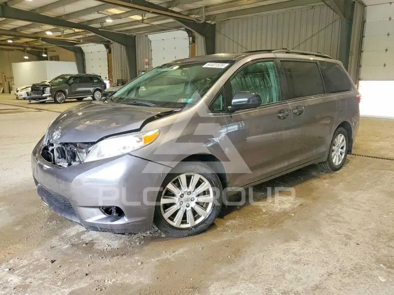 2017 Toyota SIENNA photo