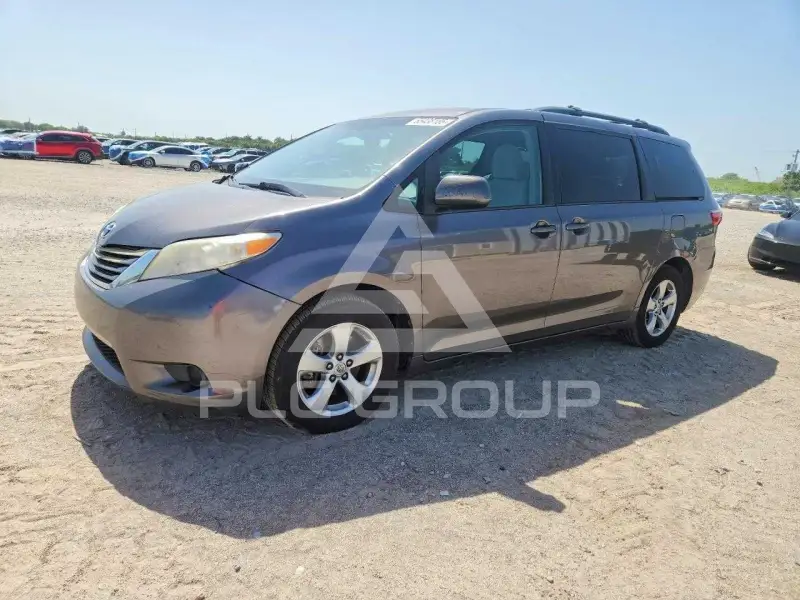2017 Toyota SIENNA photo