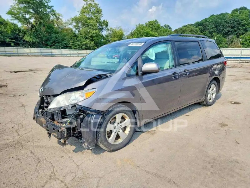 2017 Toyota SIENNA фото