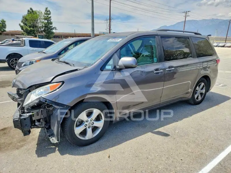 2017 Toyota SIENNA photo