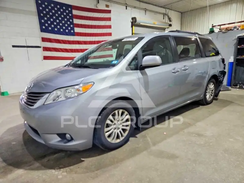 2017 Toyota SIENNA photo
