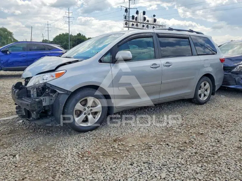 2017 Toyota SIENNA photo