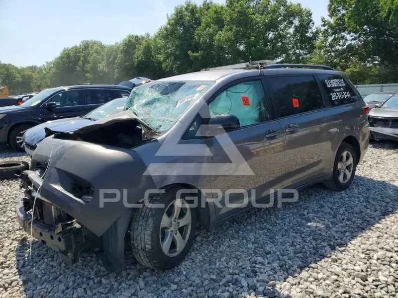 2017 Toyota SIENNA фото