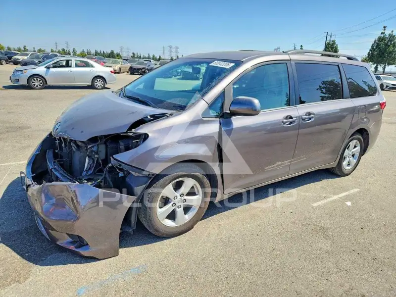 2017 Toyota SIENNA фото