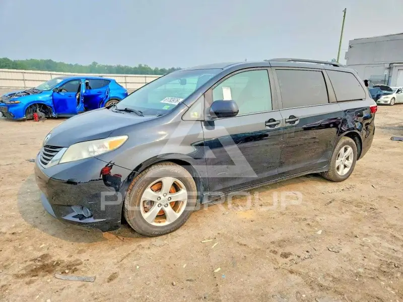 2017 Toyota SIENNA photo