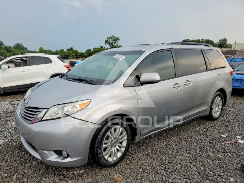 2017 Toyota SIENNA photo