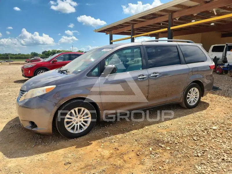 2017 Toyota SIENNA photo
