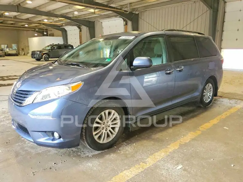 2017 Toyota SIENNA photo