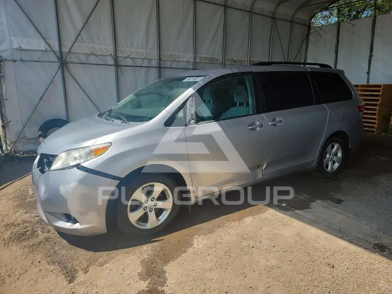 2017 Toyota SIENNA photo