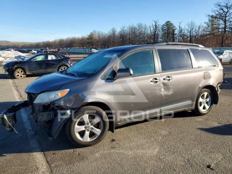 2017 Toyota SIENNA photo