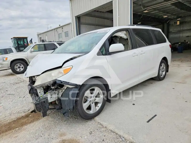 2017 Toyota SIENNA фото