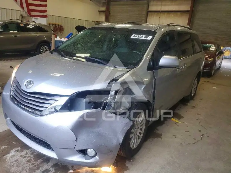 2017 Toyota SIENNA photo
