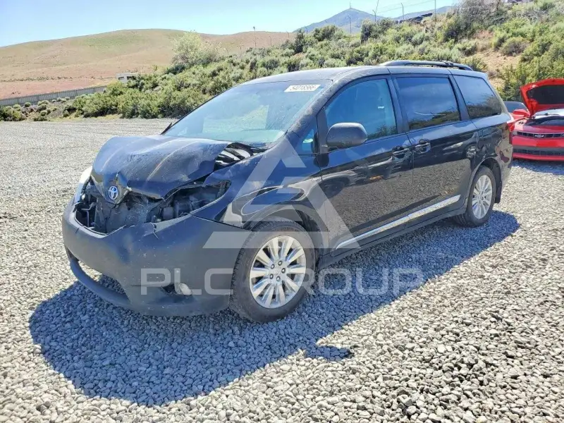 2017 Toyota SIENNA photo