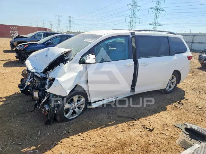 2017 Toyota SIENNA photo