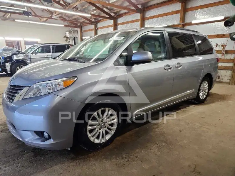 2017 Toyota SIENNA photo
