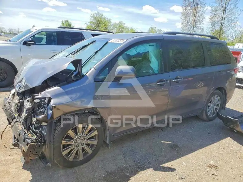 2017 Toyota SIENNA photo