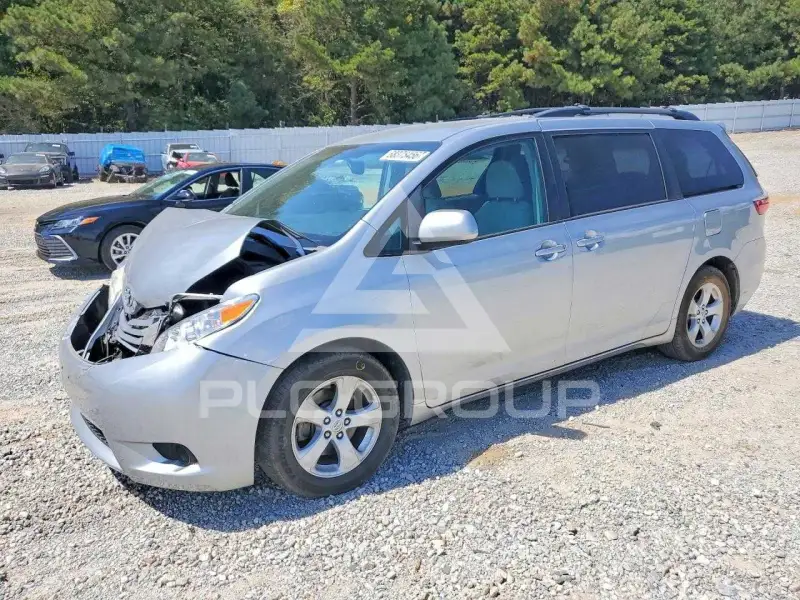2017 Toyota SIENNA photo
