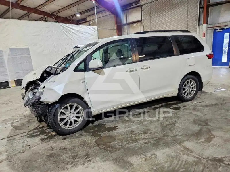 2017 Toyota SIENNA фото