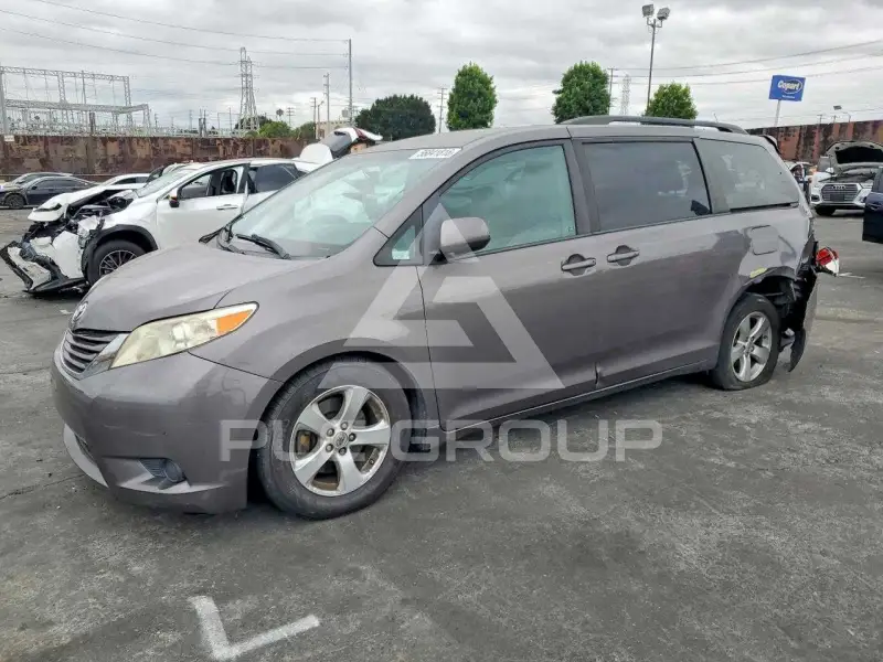 2017 Toyota SIENNA фото