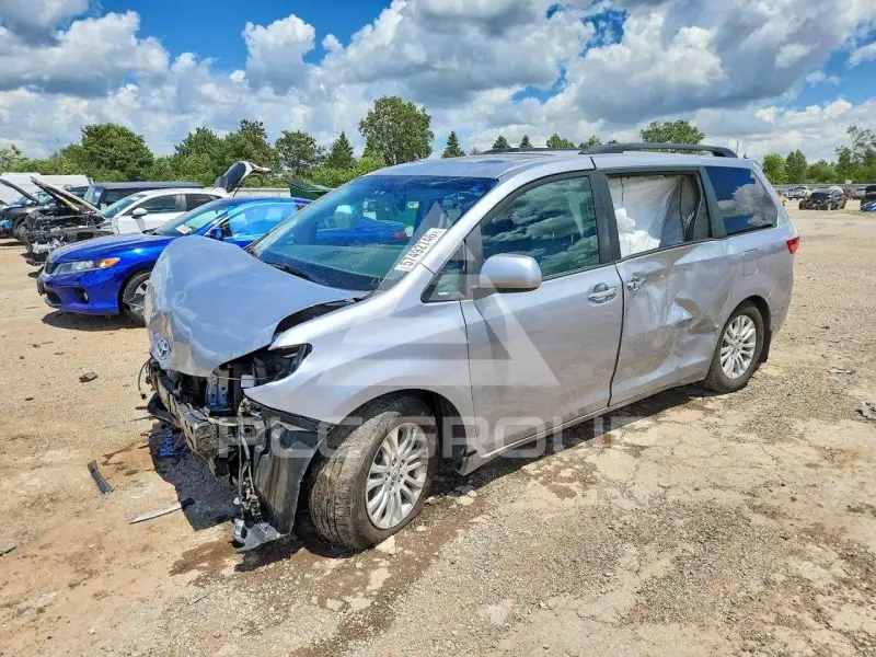 2017 Toyota SIENNA photo