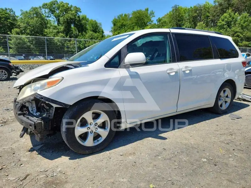 2017 Toyota SIENNA фото