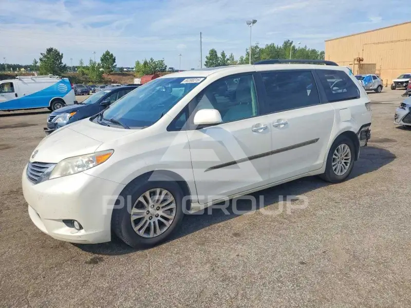 2017 Toyota SIENNA photo