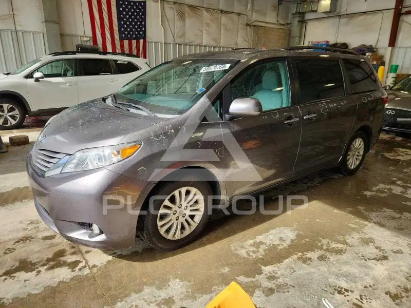 2017 Toyota SIENNA photo