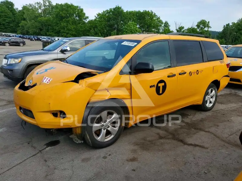 2017 Toyota SIENNA photo