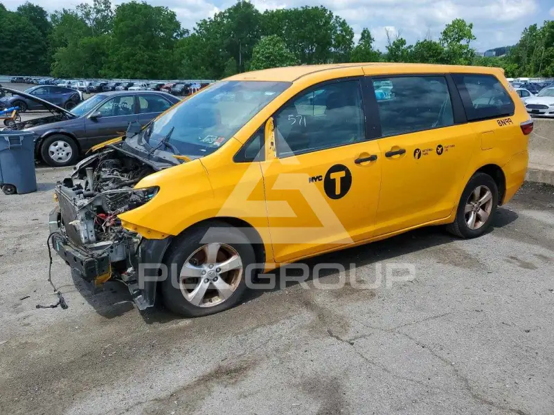 2017 Toyota SIENNA photo
