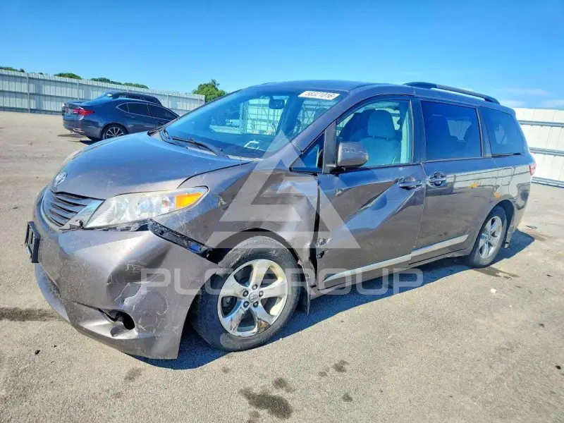 2017 Toyota SIENNA photo