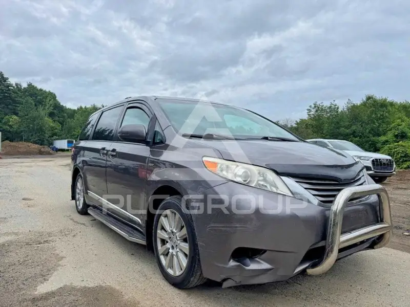 2017 Toyota SIENNA photo