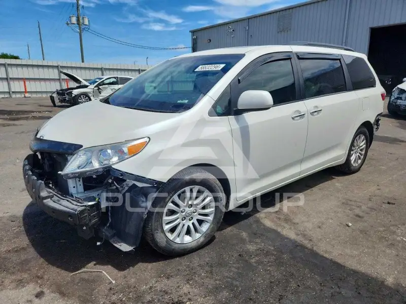 2017 Toyota SIENNA фото