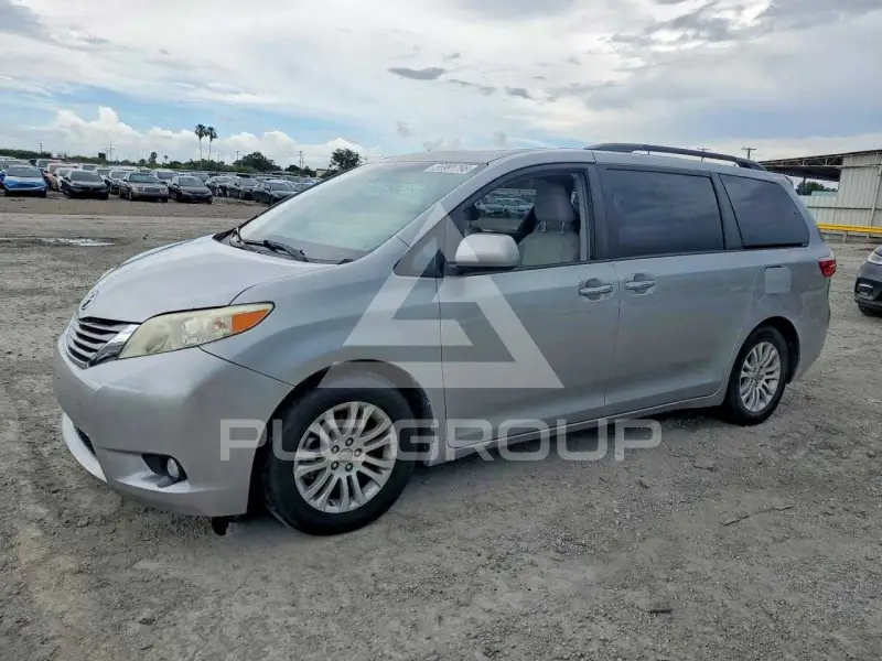 2017 Toyota SIENNA фото