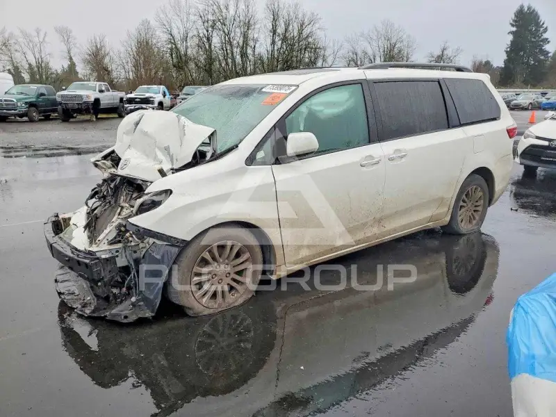 2017 Toyota SIENNA photo