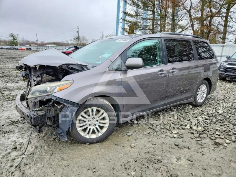 2017 Toyota SIENNA photo