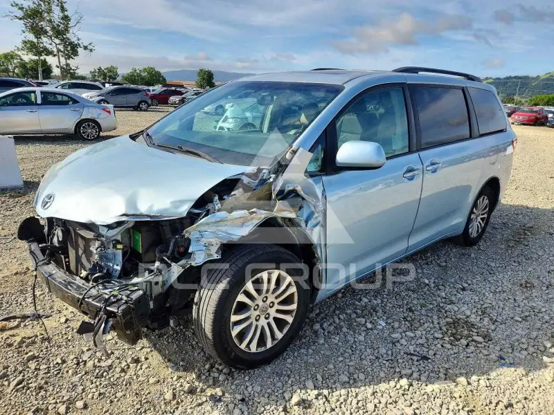 2017 Toyota SIENNA фото