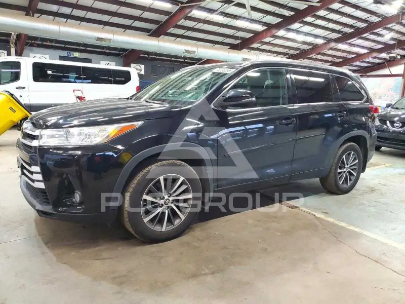 2017 Toyota Highlander photo