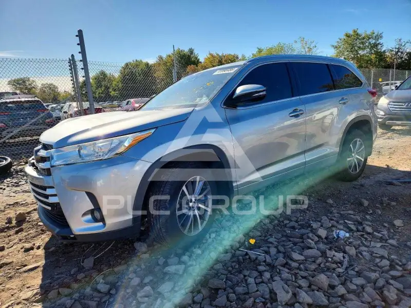 2017 Toyota Highlander photo