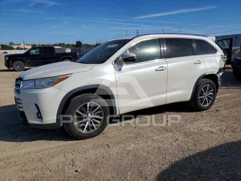 2017 Toyota Highlander photo