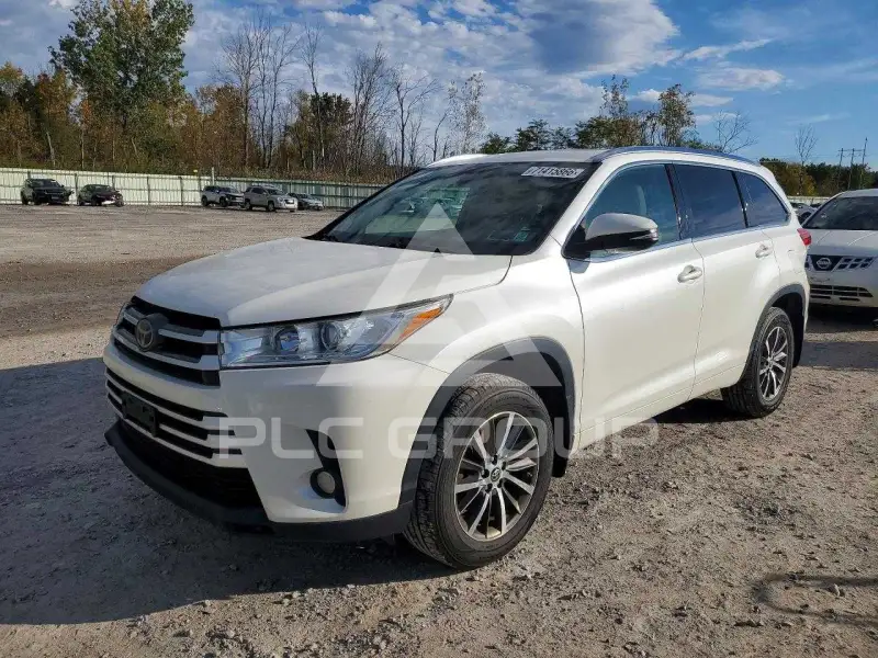 2017 Toyota Highlander photo