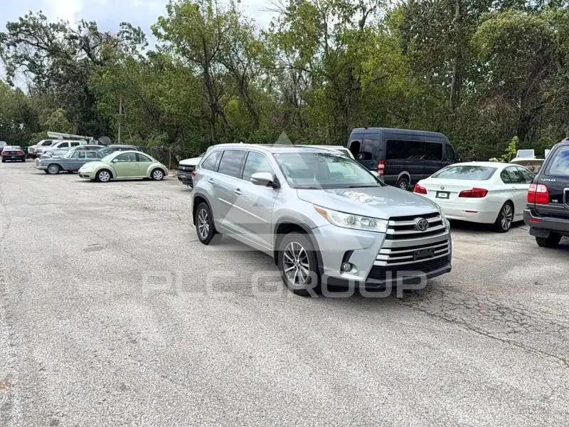 2017 Toyota Highlander photo