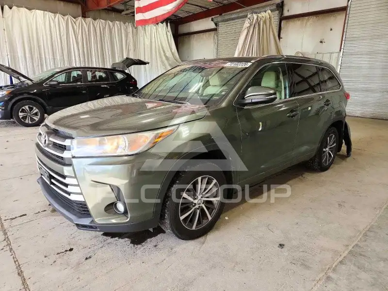 2017 Toyota Highlander photo