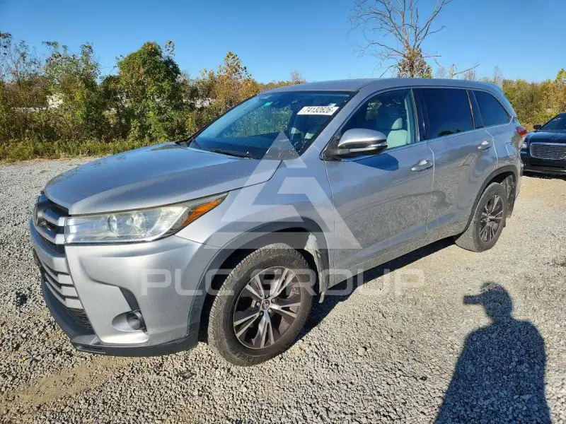 2017 Toyota Highlander photo