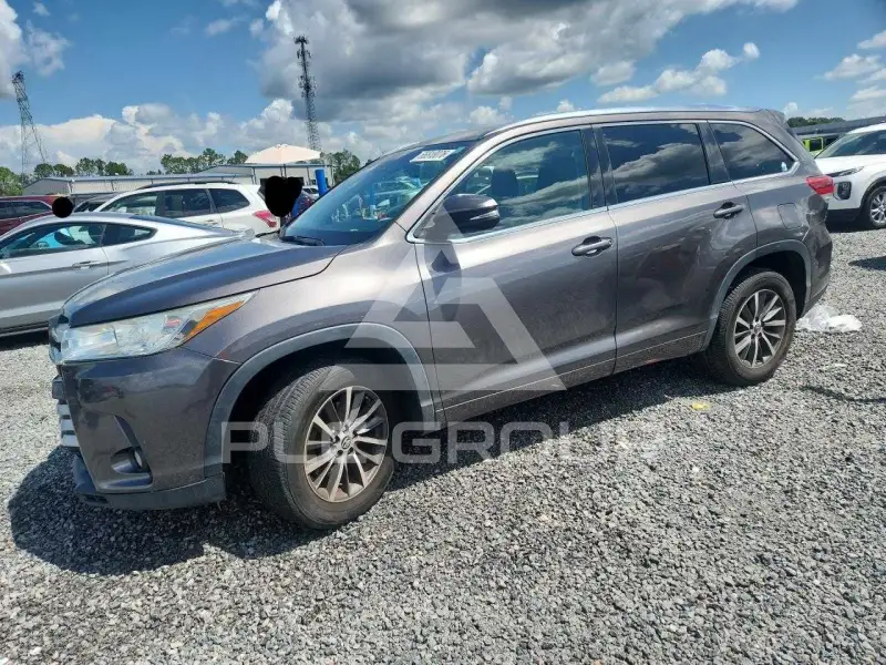 2017 Toyota Highlander photo