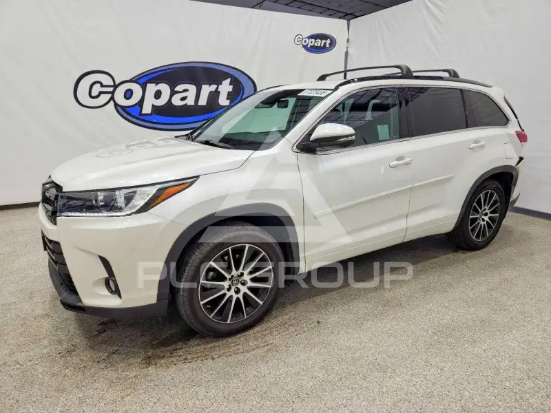 2017 Toyota Highlander photo