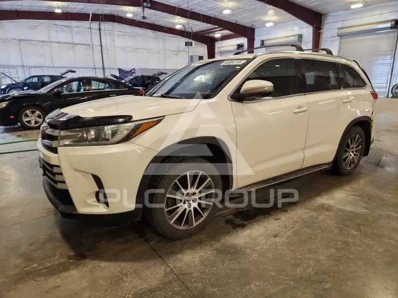 2017 Toyota Highlander photo