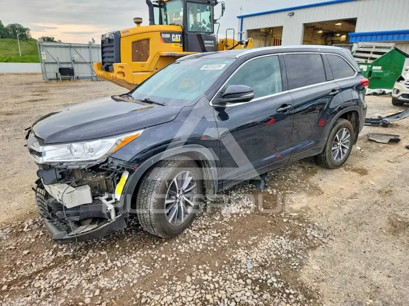 2017 Toyota Highlander photo