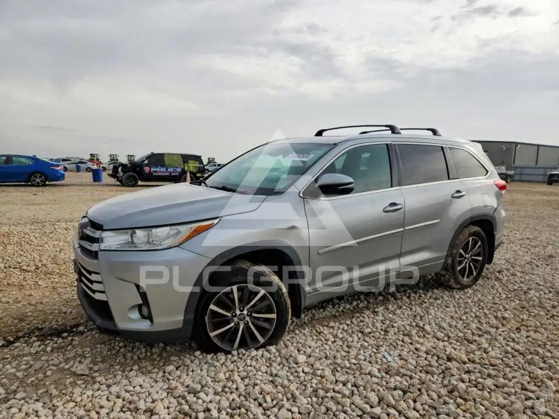 2017 Toyota Highlander photo