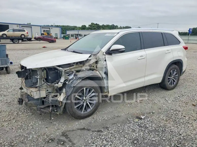 2017 Toyota Highlander photo